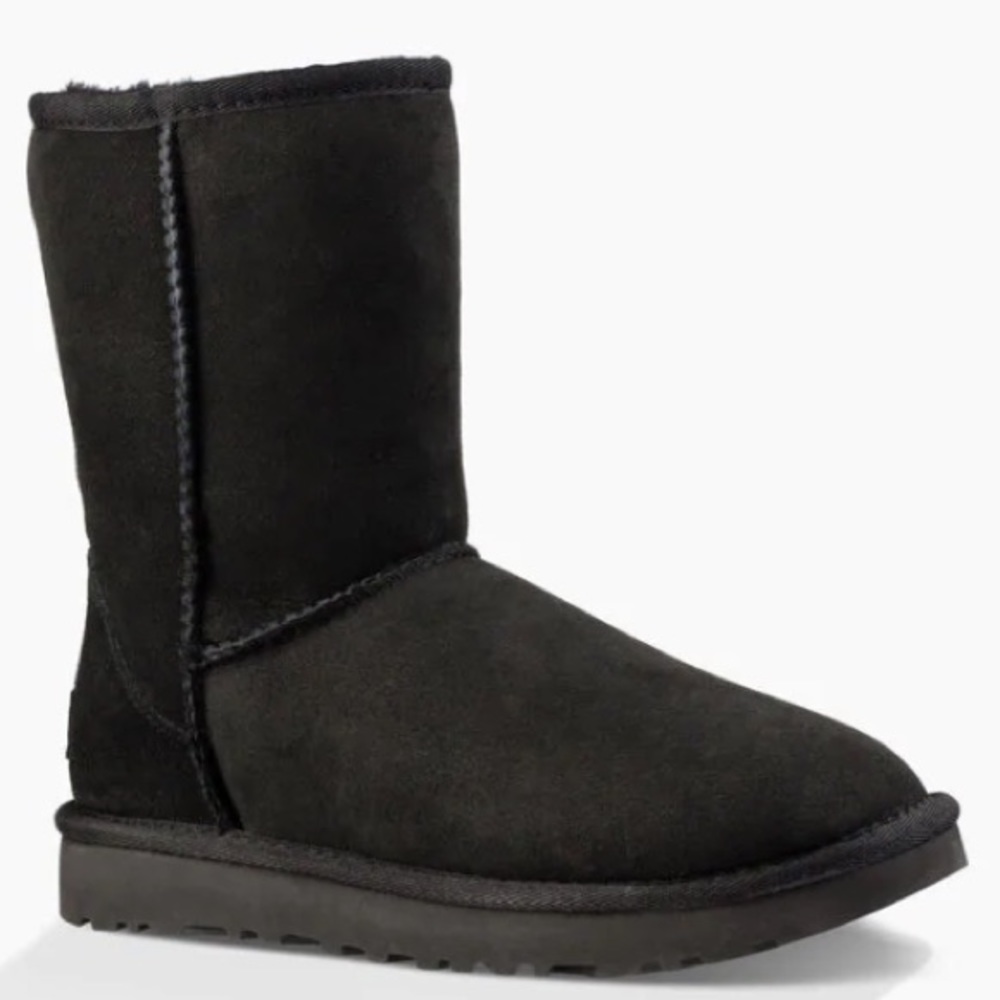 NWOT UGG CLASSIC SHORT BOOTS